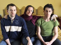 Sarah Shourd (centro), posa con su pareja Shane Bauer (izquierda), y su amigo Josh Fattal, en el Hotel Esteghlal, en Teherán. AP  /