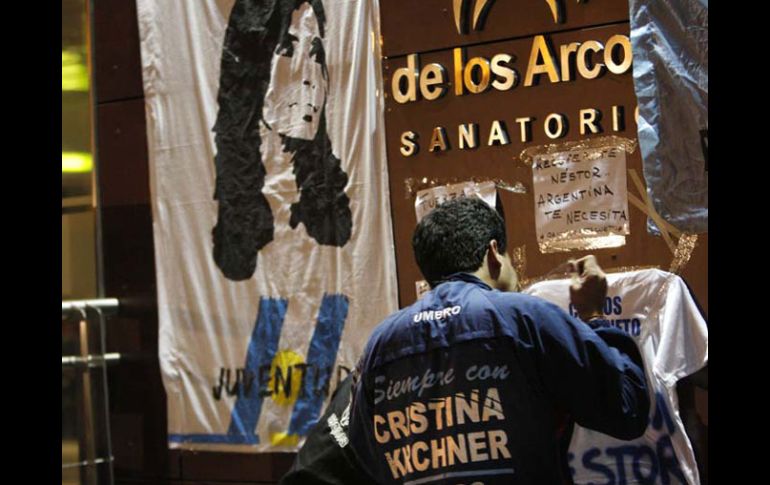 Afuera del sanatorio De Los Arcos, simpatizantes de los Kirchner colocaron mantas en apoyo al ex presidente. EFE  /