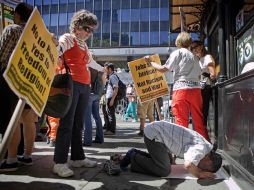 Partidarios de la libertad de religión en Estados Unidos se manifiestan en el lugar donde se espera, será construida la mezquita. AP  /