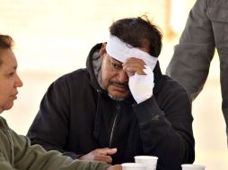 Un habitante espera entrar a su hogar en San Bruno, Colorado, donde varios residentes tratan de recoger lo que se pueda salvar. EFE  /