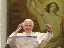 El Papa Benedicto XVI bendice a los feligreses durante la oración del Angelus desde el balcón de su residencia de Castel Gandolfo. EFE  /
