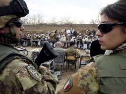 Miembros de  la OTAN montan guardia durante la ceremonia de apertura de una escuela para niñas. EFE  /