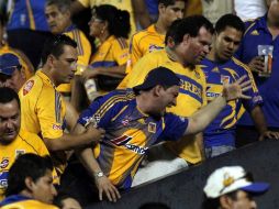Los aficionados de los Tigres salieron del encuentro muy molestos por la derrota de su equipo. MEXSPORT  /