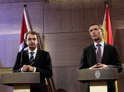 El presidente español Jose Luis Rodriguez Zapatero (izq.) su homólogo noruego Jens Stoltenberg (der.) en la conferencia. AFP  /