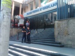 Elementos de seguridad acudieron a Palacio Federal para revisar el recinto y localizar el posible artefacto explosivo. M. PATIÑO  /