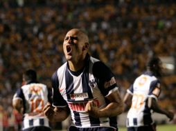 El jugador de los Rayados de Monterrey Humberto Suazo, celebrando la anotación de un gol. AP  /