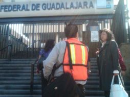 Aspecto de la evacuación de empleados y usuarios del Palacio Federal, frente amenaza de explosivo al interior del recinto. M. PATIÑO  /
