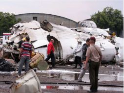 Vista del fuselaje del avión destrozado de la aerolínea Conviasa en la ruta a la ciudad turística de Isla Margarita. AFP  /