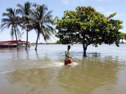 Un habitante camina entre las aguas de la ciudad de Tlacotalpan. EFE  /