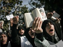 Un grupo de mujeres iraníes grita consignas contra el pastor estadounidenses que propuso quemar el Corán. NTX  /