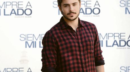 Efron llegará en octubre a los cines con Más allá del cielo, película con un corte dramático.AFP  /