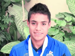 El clavadista jalisciense Kevin Chávez, presume las medallas de oro y bronce que se colgó en la justa mundial. ESPECIAL  /