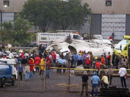 Rescatistas llegan al lugar donde se estrelló el avión de la compañía venezolana Conviasa, en Ciudad Guayana (Venezuela). EFE  /