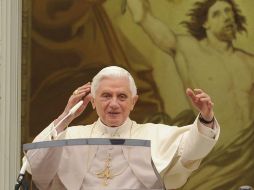 El Papa Benedicto XVI bendice a los feligreses durante la oración del Angelus desde el balcón de su residencia el pasado domingo. EFE  /