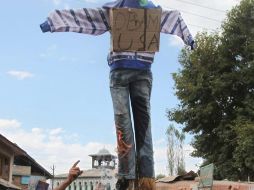 Cachemiros se disponen a quemar una efigie del presidente estadounidense, Barack Obama, durante la protesta realizada en la India. EFE  /