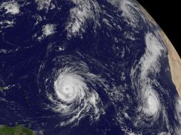 Una espiral de nubes gigante blancas destacan sobre el intenso azul del mar. NASA. GOV  /