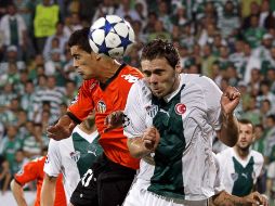 El jugador del Valencia Ricardo Costa (iz) disputa el balón con Ivan Ergic (der) del Bursaspor. EFE  /
