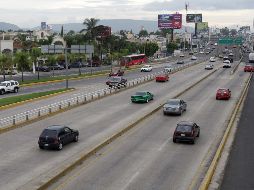 En Avenida Vallarta existe puentes peatonales muy alejados entre sí. ARCHIVO  /