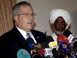 El ministro sudanés de Asuntos Exteriores y el enviado especial de EU para Sudán, comparecen en una rueda de prensa. EFE  /