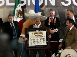 Zermeño Barba recibió un reconocimiento en representación de la Unión de Asociaciones de Charros del Estado de Jalisco. A. GARCÍA  /