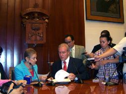 Fernando Guzmán, secretario de Gobierno, entregó ayer dos cheques por 71 millones de pesos a la UdeG. ESPECIAL  /