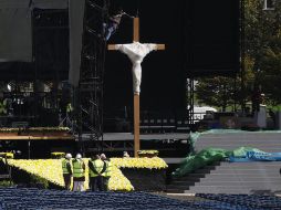 Trabajadores ultiman detalles del escenario en Bellahouston Park de Glasgow, Escocia. REUTERS  /