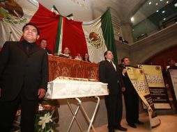 Con flores y mariachis, diputados del PAN y PRD repudiaron la eliminación de la candidatura común. EL UNIVERSAL  /