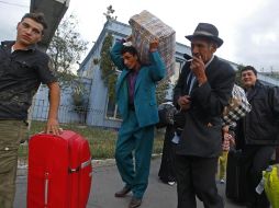 Una familia deportada llega al aeropuerto internacional de Bucarest, procedente de la Marsella, Francia. REUTERS  /