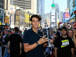 Ayer, Rafa Nadal se paseó entre las calles y los edificios de la “Gran Manzana” y presumió su trofeo a los neoyorquinos. AP  /