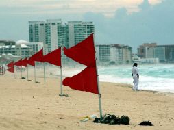 En Cancún se instalaron banderas rojas para adveritr de los riesgos a las personas que visitan la playa. EFE  /