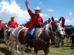 Peña Nieto aclaró que la reforma aprobada por el Congreso estatal brinda opciones electorales más democráticas. NTX  /
