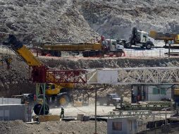 Los mineros pueden escuchar los trabajos de las máquinas, lo cual ha mejorado sus ánimos. EFE  /