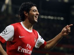 Carlos Vela festeja una de sus dos anotaciones en el debut del Arsenal en al Champions de esta temporada. AP  /