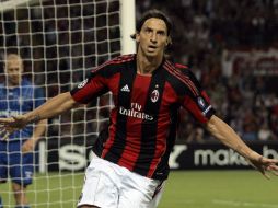 Zlatan Ibrahimovic celebra uno de los dos goles que anotó en la victoria del Milán. REUTERS  /