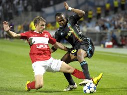 El jugador del Olympique Andre Ayew (der) disputa el balón con Sergei Parshivlyuk (iz), del Spartak en el juego de hoy. EFE  /
