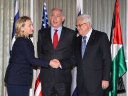 El presidente palestino Mahmoud Abbas (d), el primer ministro israelí Benyamin Netanyau (c) y la secretaria de Estado de EU. EFE  /
