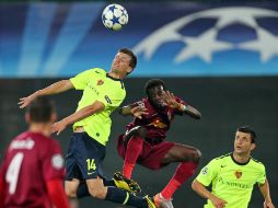 El jugador del Basel Valentin Stocker (iz) disputa el balón con Emmanuel Kone (cen), en el partido de hoy. EFE  /