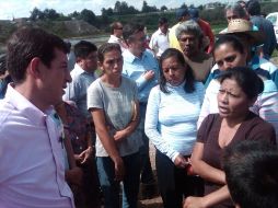 Miguel Castro estuvo con los pobladores de El Barrancón. T. VILLASEÑOR  /