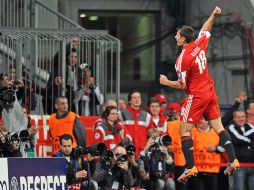 El jugador del Múnich Miroslav Klose celebra tras anotar ante la Roma.EFE  /