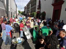 Comerciantes aguardan a que les den acceso a la Plaza Liberación. E. PACHECO  /