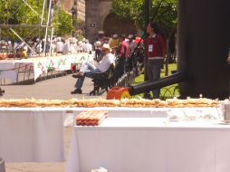 Con un largo de 643 metros, el platillo típico jalisciense fue disfrutado por más de 17 mil personas. M. FERNÁNDEZ  /