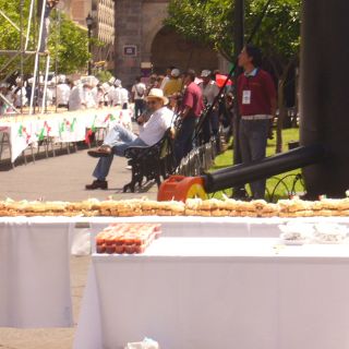 Para celebrar el Bicentenario, tapatíos disfrutaron de un torta ahogada de 643 metros