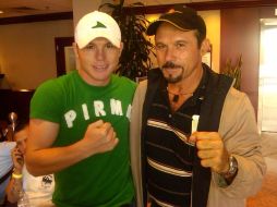 'Canelo' Álvarez junto a su padre Santos Álvarez (izq) previo a la función del sábado denominada '200, Festejar y Dominar'. G.LÓPEZ  /