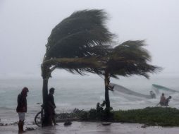 Pescadores intentan asegurar botes en Mahahual, Quintana Roo, ante la llegada de 'Karl'. AP  /