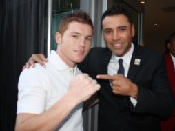Saúl Álvarez junto su promotor Óscar de la Hoya (izq). ESPECIAL  /