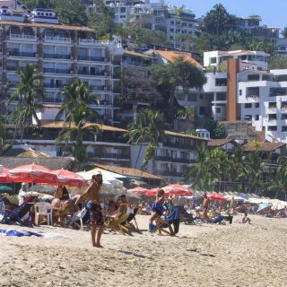 Pese a factores adversos, esperan más turistas en Puerto Vallarta