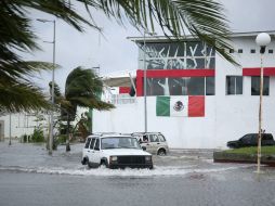 ''Karl'' golpeó la Península de Yucatán y podría alcanzar fuerza de huracán en su paso por el Golfo de México. REUTERS  /