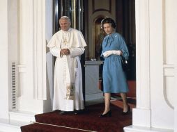 El finado Papa Juan Pablo II junto a la reina de Gran Bretaña, Isabel II, en el Palacio de Buckingham, en mayo de 1982. AP  /