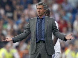 José Mourinho dirigiendo el partido del Real Madrid ante el Ajax. REUTERS  /