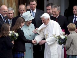 La reina Isabel II y el Papa Benedicto XVI saludan a un grupo de niños a la salida del Palacio Holyroodhouse en Edimburgo. EFE  /